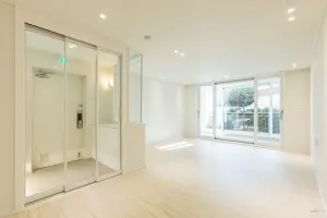 화이트 톤 미니멀 거실, 거울 중문 포인트